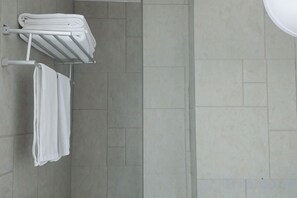 A bathroom with a towel rack holding folded towels and a wall-mounted towel warmer. - Yuncheng Gangnan Borui Homestay (Yuncheng Yanhu International Airport) (Yuncheng)