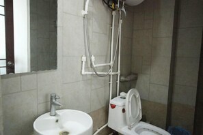 Un bany amb rentapans, vàter i plat de dutxa.