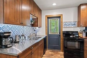 Fridge, microwave, oven, stovetop - Cozy Cottage in the heart of Lake Lure  (Lake Lure)