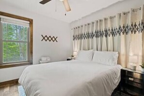 2 bedrooms, iron/ironing board, WiFi, bed sheets - Cozy Cottage in the heart of Lake Lure  (Lake Lure)