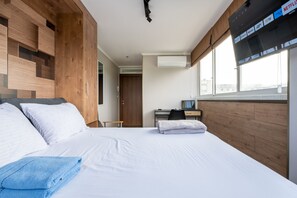 Laptop workspace, free WiFi, bed sheets - HaShikma 17 (Azor)