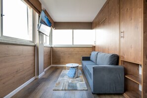 Espacio para trabajar con un portátil, wifi gratis, ropa de cama