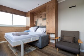 Laptop workspace, free WiFi, bed sheets - HaShikma 17 (Azor)