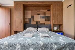 Laptop workspace, free WiFi, bed sheets - HaShikma 17 (Azor)