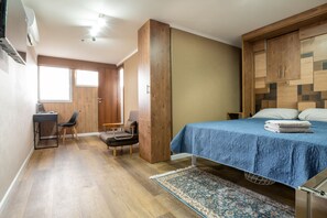 Laptop workspace, free WiFi, bed sheets - HaShikma 17 (Azor)