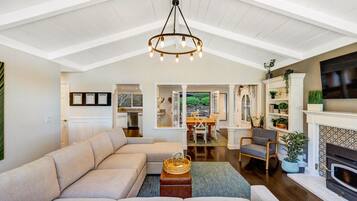 Televisión, chimenea y oficina