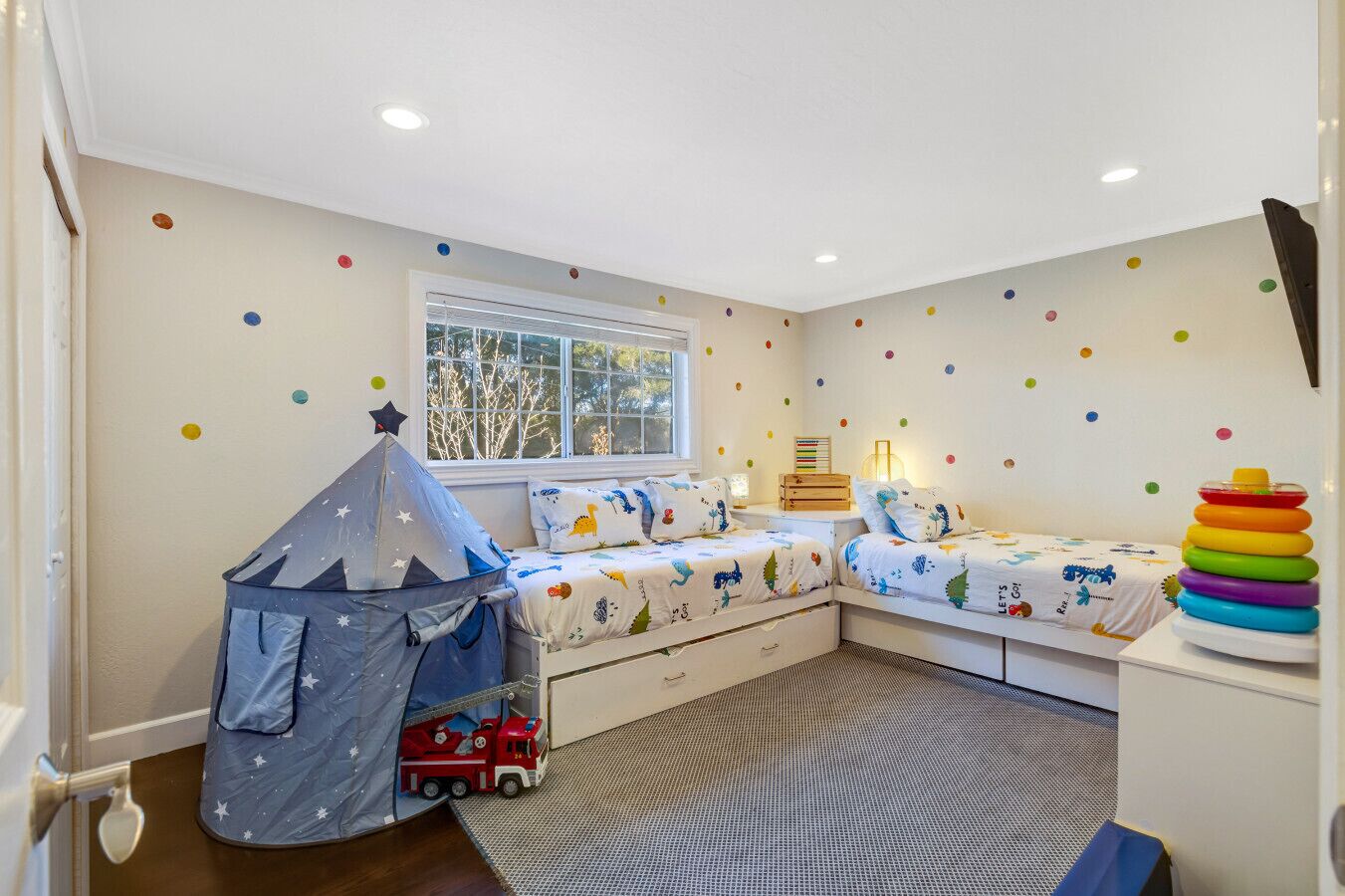 4 slaapkamers, bedden met traagschuimmatras, een bureau