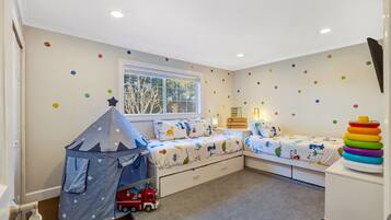 4 slaapkamers, bedden met traagschuimmatras, een bureau