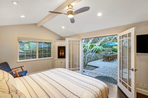 3 bedrooms, memory foam beds, desk, iron/ironing board - Private Pool Villa for family getaways (Aptos)