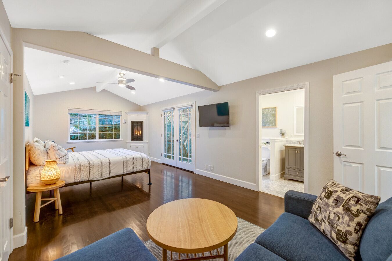 3 habitaciones, camas con efecto memoria y escritorio 