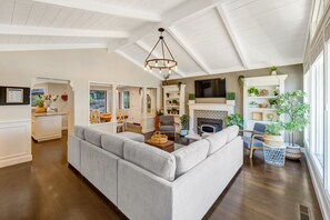 Fernseher, Kamin, Arbeitsbereiche