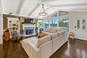 Fernseher, Kamin, Arbeitsbereiche