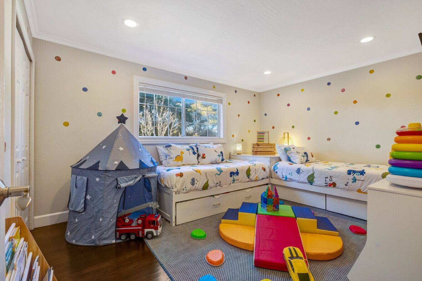 4 室のベッドルーム、低反発ベッド、デスク、アイロン / アイロン台