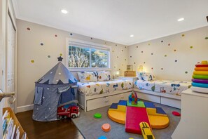 3 bedrooms, memory foam beds, desk, iron/ironing board - Private Pool Villa for family getaways (Aptos)