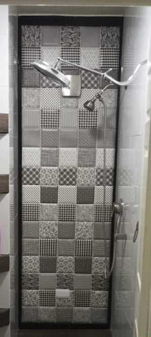 Economy-huone | Kylpyhuone | Ilmaiset hygieniatuotteet, pyyhkeet, saippua, sampoo