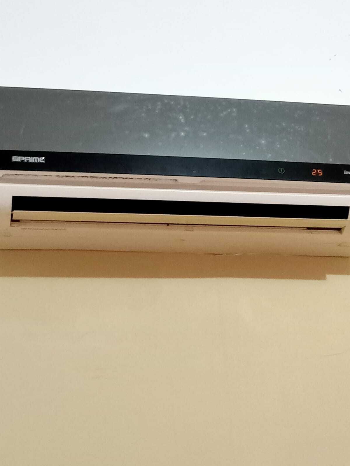 Habitación económica | Espacio para trabajar con laptop y tabla de planchar con plancha 