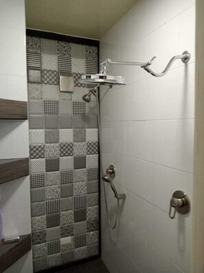 Economy Room | Bathroom