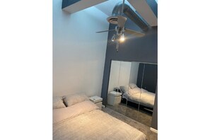 3 bedrooms, iron/ironing board, free WiFi, bed sheets - Million $ Dream Loft (Toledo)