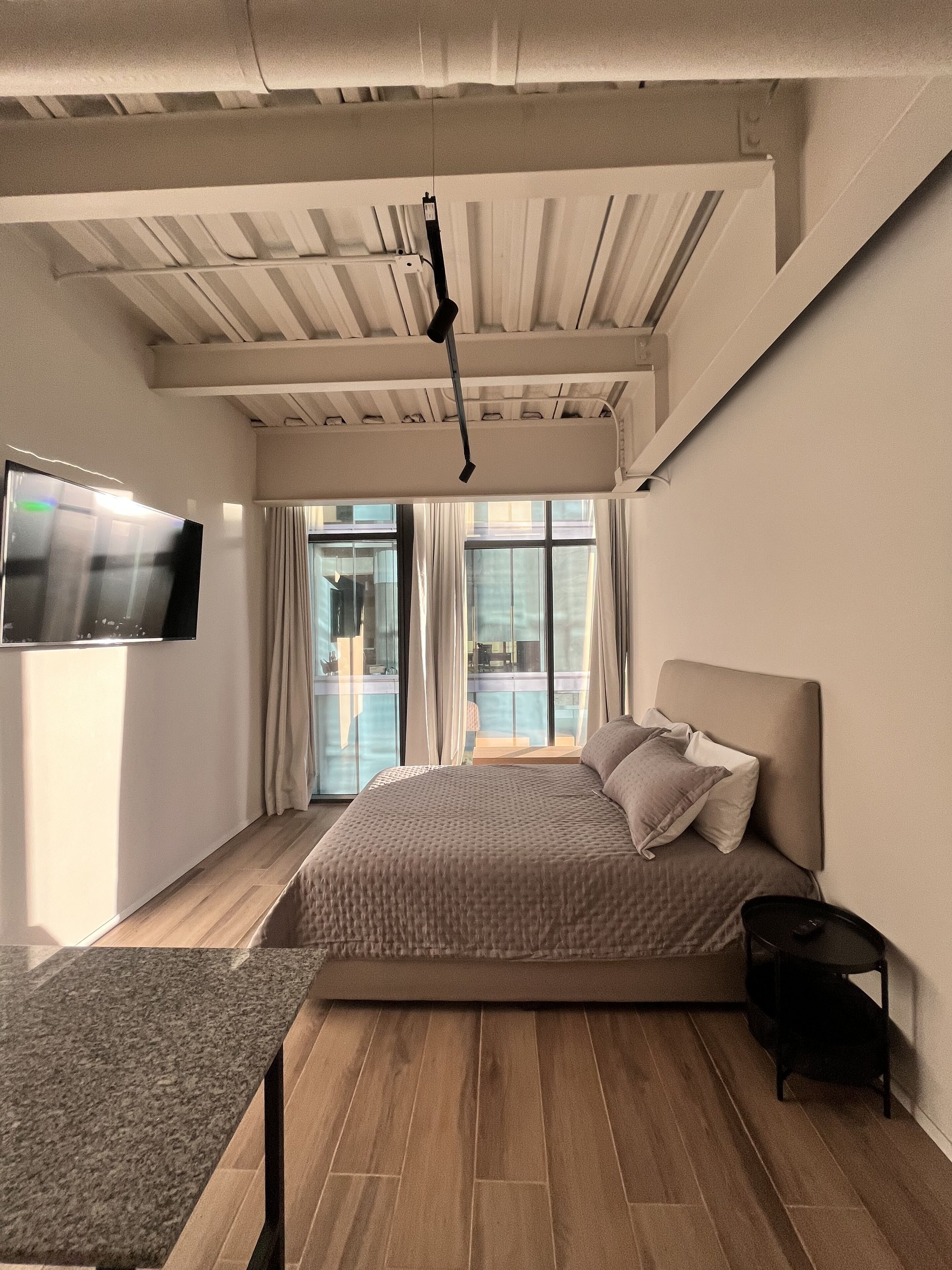 Executive Room 709 | Bàn, khu vực làm việc phù hợp cho laptop, màn/rèm cản sáng 