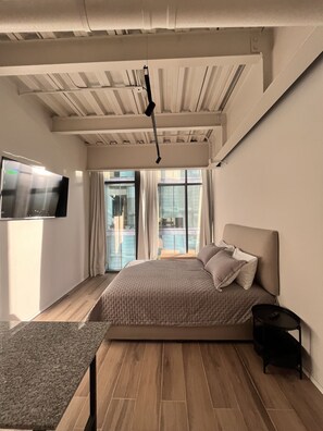 Executive Room 709 | Desk, laptop workspace, blackout drapes, iron/ironing board