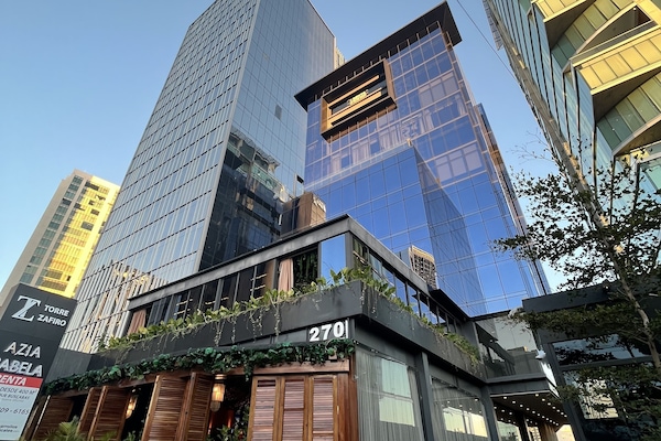 Vista frontal de la propiedad