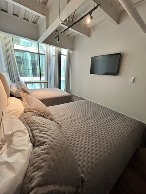 Desk, laptop workspace, blackout curtains, iron/ironing board - OLSON Real Acueducto Hotel & Suites (Zapopan)