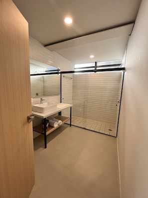 Executive Suite 704 | Salle de bain | Douche, serviettes fournies