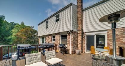 15 Mi to Pittsburgh: WFH-Friendly Home w/ Deck