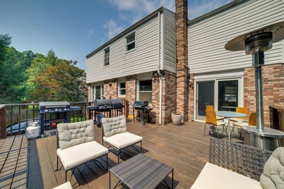 15 Mi to Pittsburgh: WFH-Friendly Home w/ Deck