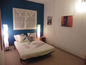 3 chambres, bureau, fer et planche Ă repasser, lit parapluie