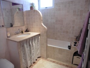 SĂšche-cheveux, serviettes fournies, papier toilette
