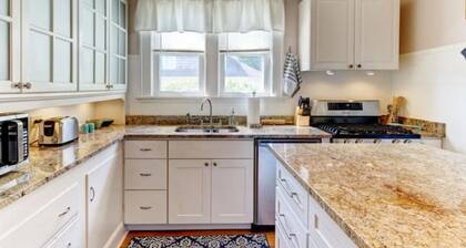 Cheerful Waterfront 4BR with 35 ft boat slip