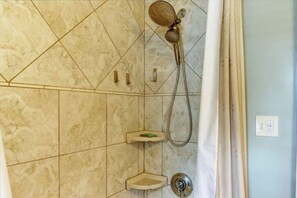 Bathroom - Cheerful Waterfront 4BR with 35 ft boat slip (New London)