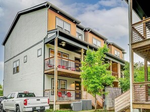 Exterior - Fun, Spacious Home w/ Private Porch and Balcony! (Nashville)