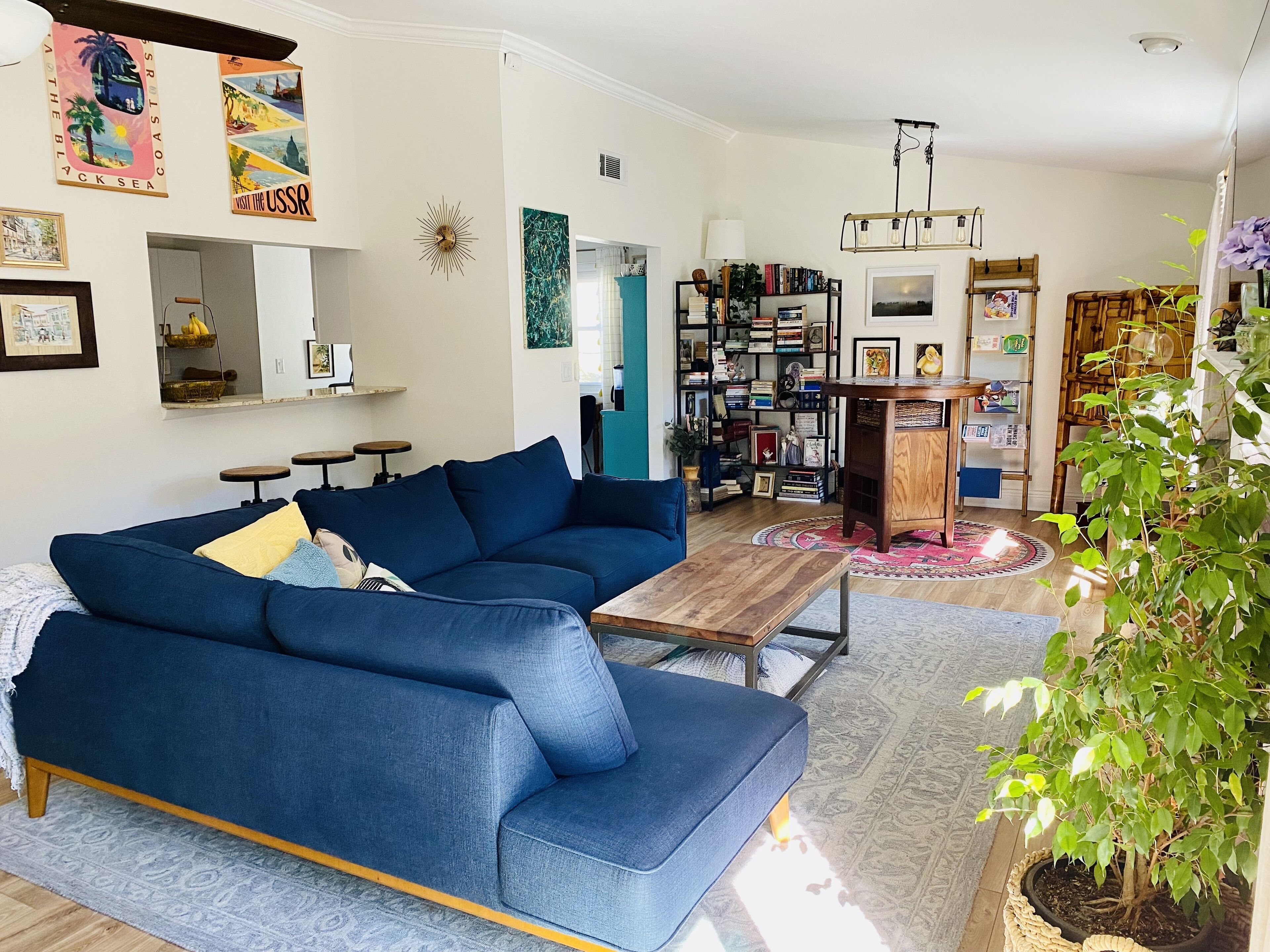 Comfortable, updated 2/2 w/pool 10 min. drive from beach