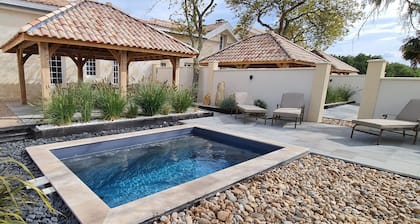 Gßte de luxe cinq étoiles Dom Peyreton 5* avec piscine chauffée et privée.