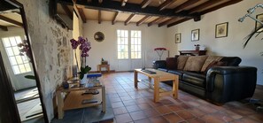 Smart TV, books, stereo