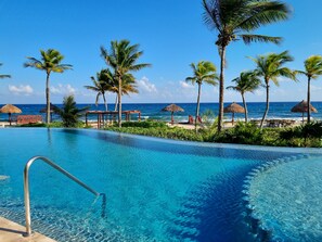 An infinity pool, a heated pool - BEAUTIFUL OCEANFRONT CONDO INSIDE GATED COMMUNITY (Puerto Aventuras)