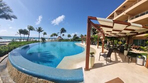 Infinity-Pool, beheizter Pool