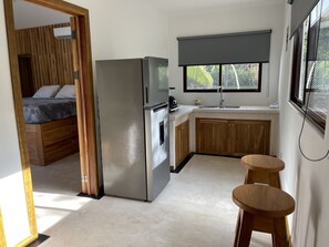 3 bedrooms, in-room safe, WiFi, bed sheets - CASA HACHE--Newly built modern home with pool, 5 min walk to the beach! (Manzanillo)