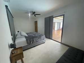 3 bedrooms, in-room safe, WiFi, bed sheets