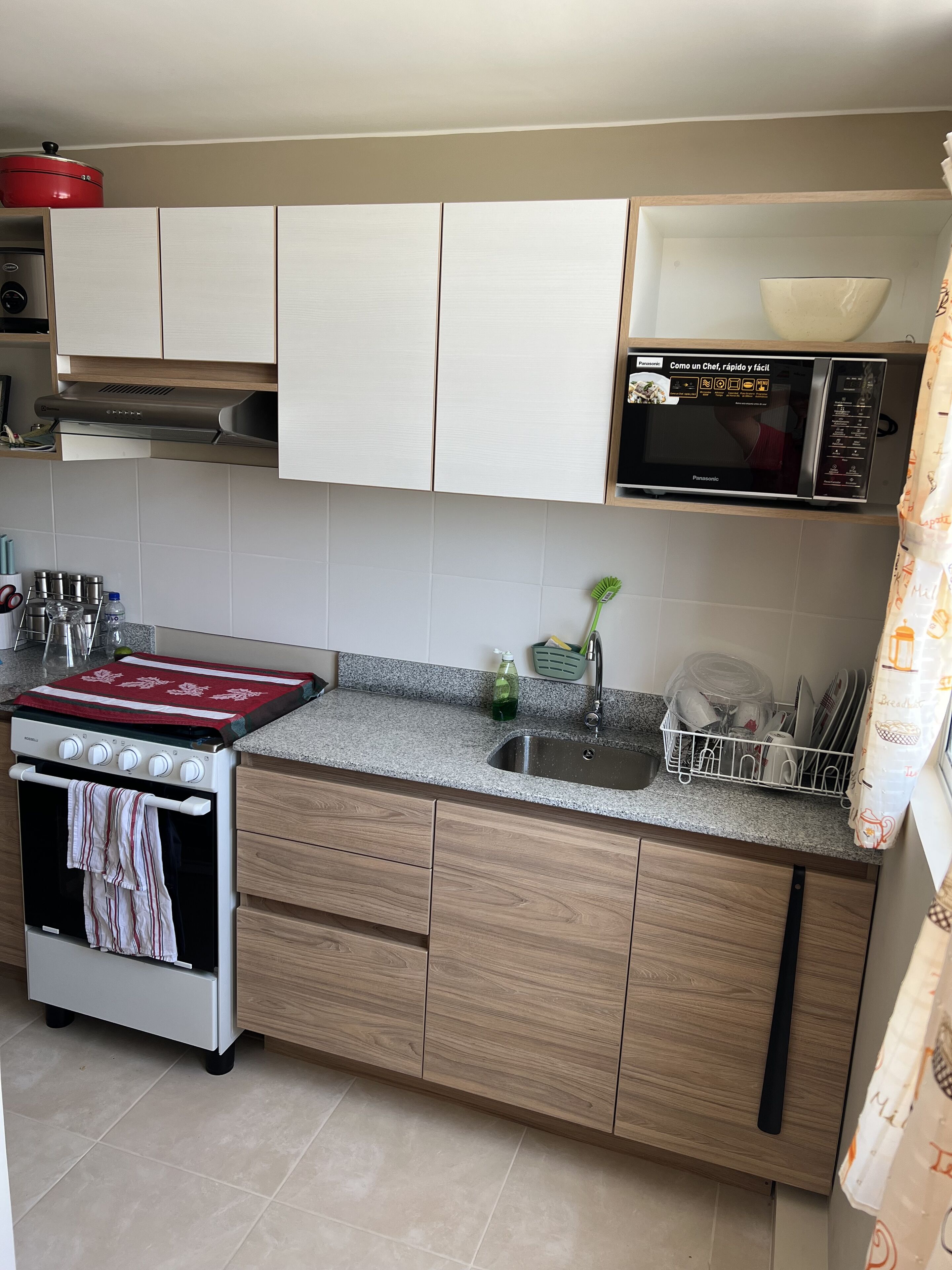 Refrigerador, microondas, tetera eléctrica y utensilios de cocina 