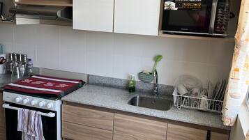 Refrigerador, microondas, tetera eléctrica y utensilios de cocina