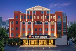 Exterior - Home Inn Huaxuan Select Hotel (Weihai High-speed Railway Station Hanlefang Branch) (Weihai)