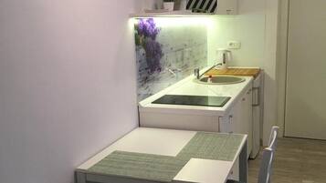 Studio (Studio Apartment with Sea View) | Esszimmer