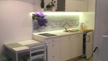 Studio (Studio Apartment with Sea View) | Eigene Kochnische | Kühlschrank