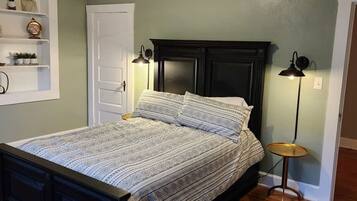 3 slaapkamers, een bureau, een strijkplank/strijkijzer, reisbedje