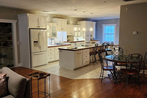 Grandma’s House at Mid Way Retro Retreat • Pet & Family Friendly