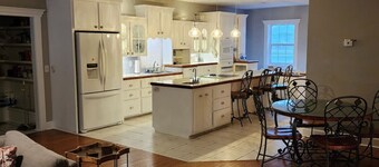 Grandma’s House at Mid Way Retro Retreat • Pet & Family Friendly