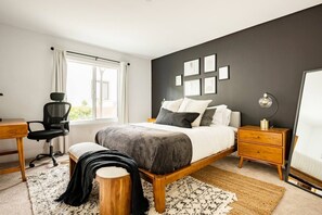 2 dormitorios, escritorio, tabla de planchar con plancha y cuna de viaje